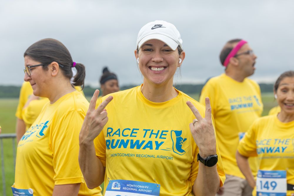 runner gives peace signs